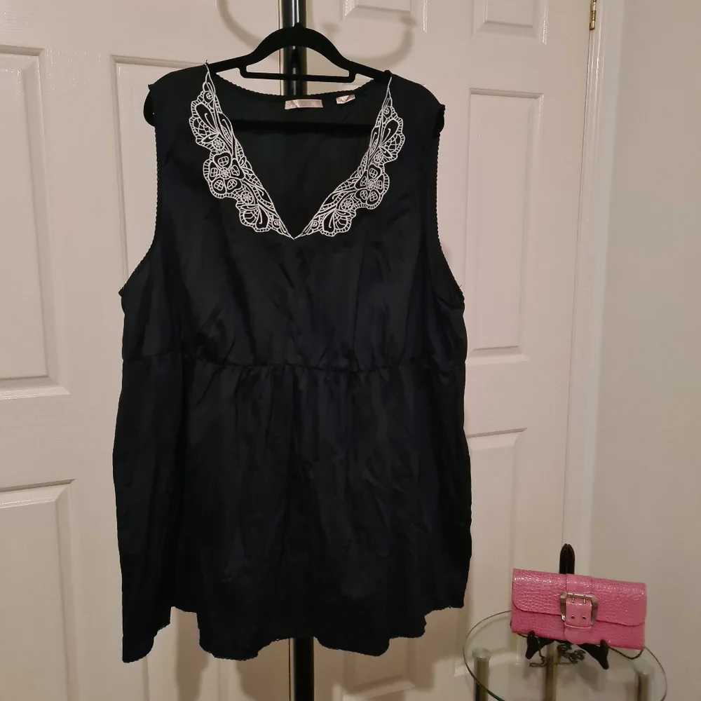 REGATTA 24 Black White Embroidered Built in Collared Sleeveless Cropped Blouse - Picture 1 of 7